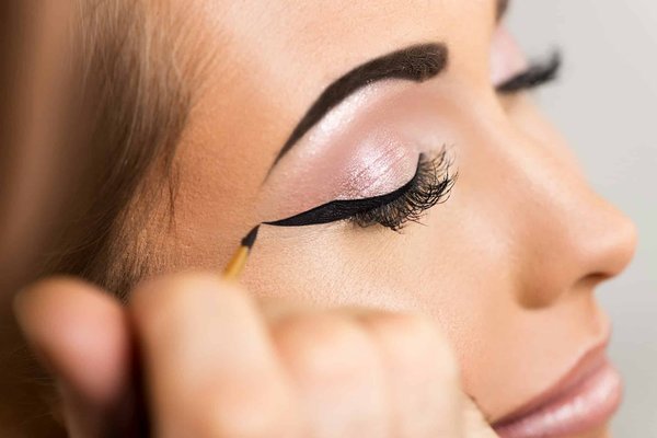 Comment choisir le bon eyeliner pour un effet œil de biche parfait?