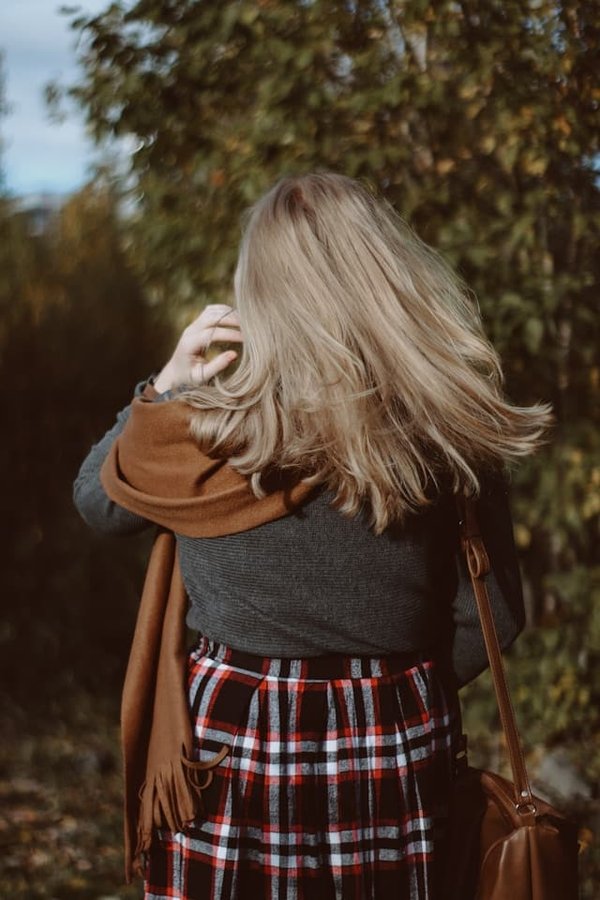 Comment maximiser l'utilisation d'une écharpe en laine pour divers looks d'automne?