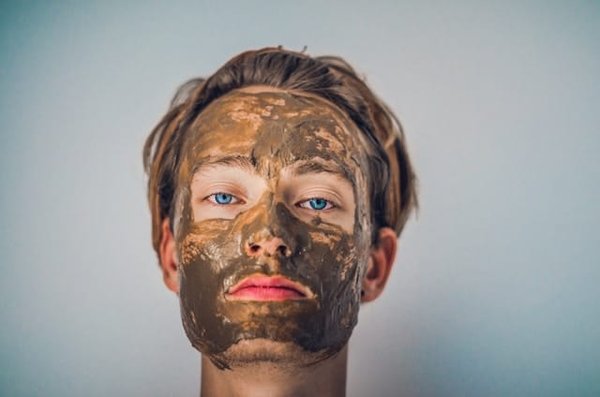 Comment préparer un masque visage à base de miel et de curcuma pour une peau éclatante?