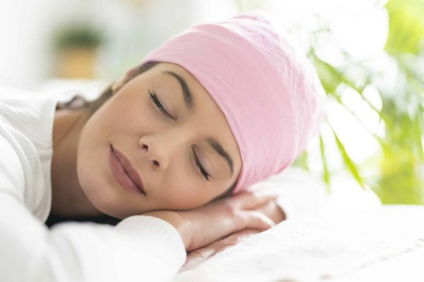 Quelles techniques pour porter des foulards en soie comme bandeaux de cheveux?